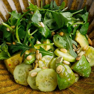 Салат с авокадо и соусом в Маймун по цене 590