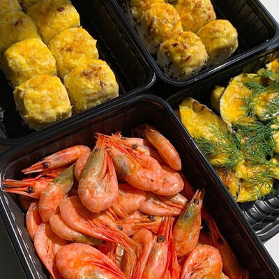 Сет из морепродуктов и запеченных роллов в Кузьмичь по цене 1690 ₽