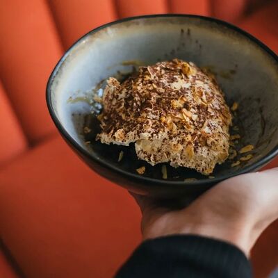 Шоколадный пирог с карамельным кремом в Semplice Secondfloor по цене 300 ₽