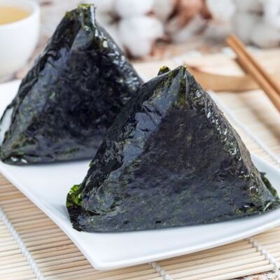 Онигири с лососем 1 шт. в СушиГуру по цене 269 ₽