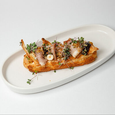 Эклер с утиной грудкой и цукатами из свеклыв Сны любимого кота по цене 505 ₽