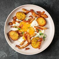 Глазунья с говяжьим беконом и картофелемв Amarena