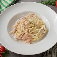 Спагетти крем-чиз с лососем в Caffe 47