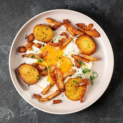 Глазунья с говяжьим беконом и картофелемв Amarena по цене 767 ₽