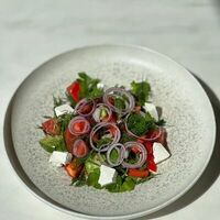 Микс свежих садовых овощей с брынзой в Prana