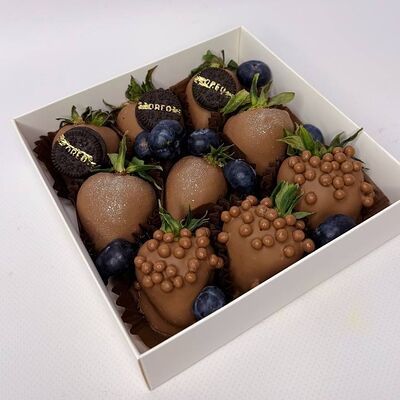 Клубника в молочном шоколаде с ореов Кондитерская VO по цене 2200 ₽