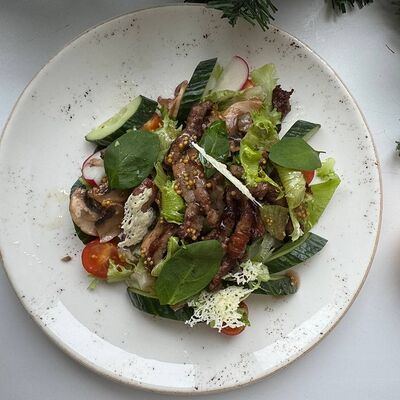 Салат с нежной говядиной в Корица по цене 755 ₽