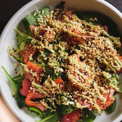 Салат с обожженным лососем, брокколи и луковым соусом в The Odi по цене 32 р.