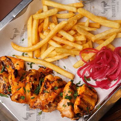 Куриный шашлычок с картофелем фри в Дранки паб по цене 720 ₽