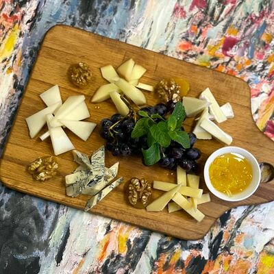 Сырная тарелка в Wine room gallery по цене 1200 ₽
