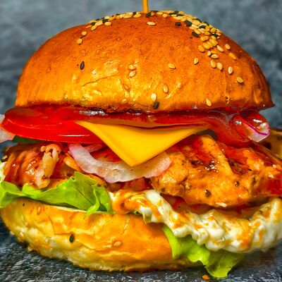 РОКУБУРГ ЧИКЕН BBQ в Roku PIZZA & SUSHI по цене 790 ₽