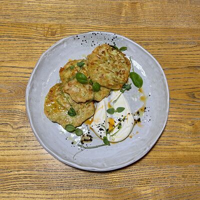 Оладьи из цукини с курицей, сыром и домашней сметанойв Ясная Поляна по цене 480 ₽