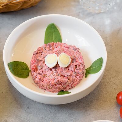 Салат с говядиной и запечённой свёклойв Чайхона Вадуд по цене 435 ₽