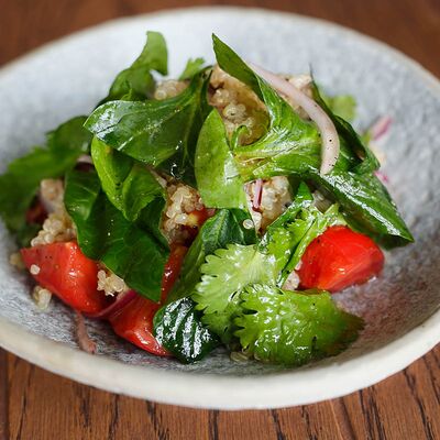 Салат из помидоров со шпинатом и киноа в Дюшес по цене 490