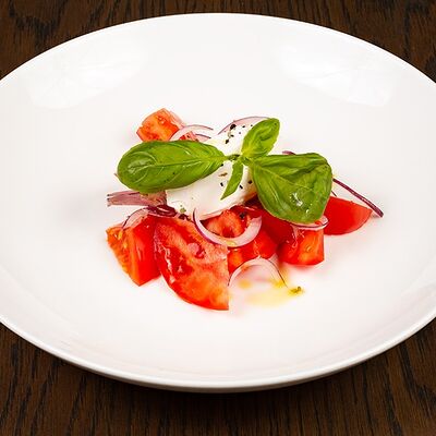 Салат из сладких томатов с сыром в Семейные традиции по цене 390 ₽