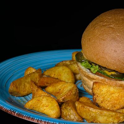 Бургер с говядиной, халапеньо и картофелем фри в Бобер Выдыхай по цене 820 ₽