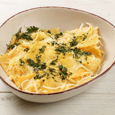 Наши в Италии Равиоли с рикоттой и креветками под соусом песто в Пельменная - КулинарияГранат по цене 520 ₽