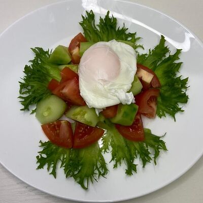 Салат овощной с яйцом пашот в Отменная пельменная по цене 340 ₽