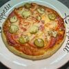 Пицца домашняя с копченой колбасой, помидорами и огурчиком соленымв Вкусно как у мамы по цене 275