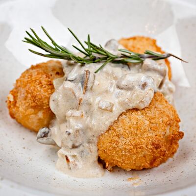 Пожарские котлеты с грибным соусом в Кафе на развилке по цене 783 ₽