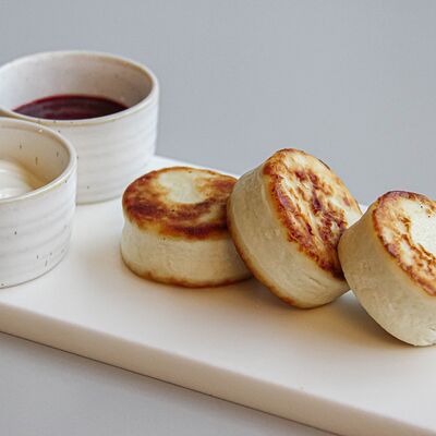 Сырники со сметаной и клубничным джемом в Sovka Coffee по цене 450 ₽