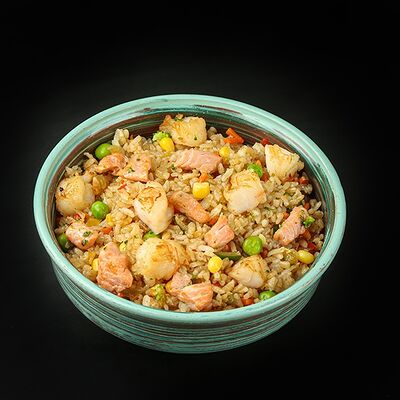 Рис с лососем и креветками в сливочном соусе в RollWok club Азиатская кухня по цене 699 ₽