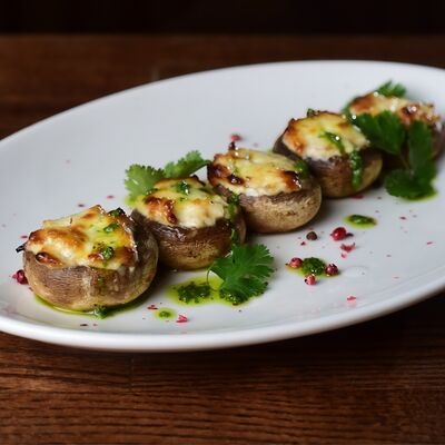 Шампиньоны с горгонзолой в Первый сырный бар Friends по цене 690 ₽