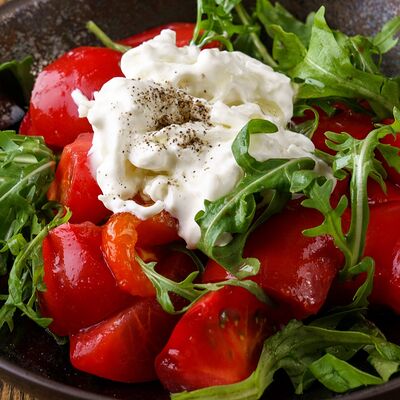 Салат с томатами и сыром страчателла в DiDi по цене 960 ₽