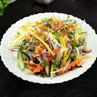 Салат манго в Pho 24