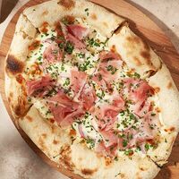 Пицца со шпеком в Cacio e Pepe