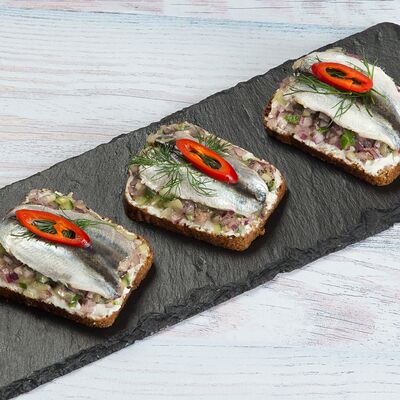 Брускетты с килькой пряного посола в Ресторан Пар при центральных банях по цене 380 ₽