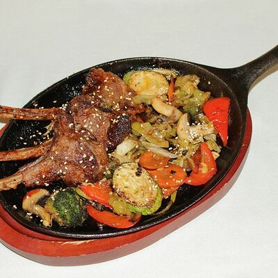 Каре барашка с овощами гриль в Каравелла по цене 820 ₽