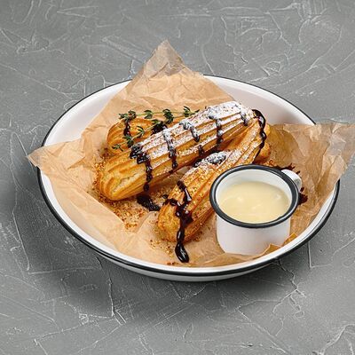 Эклер с заварным кремом и абрикосовой крошкой в Корчма по цене 260