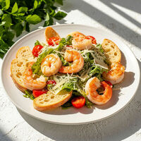 Салат Цезарь с тигровой креветкой в Банхоф