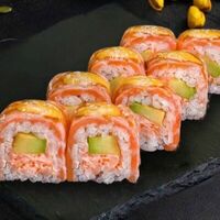 Ролл с лососем татаки в Веселый Самурай Sushi Premium