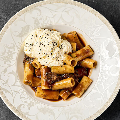 Паста с бычьими хвостами в соусе из копченой груши со страчателлойв Urartu по цене 720 ₽