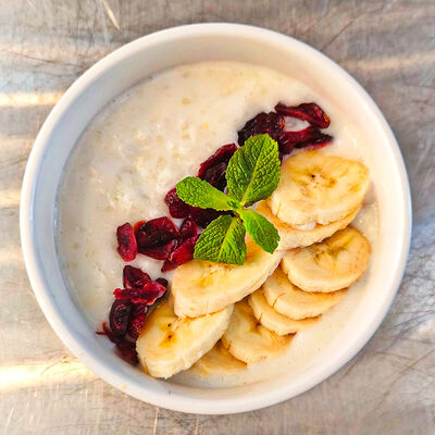 Рисовая каша с вяленой клюквой и бананом в Панеттоле по цене 315 ₽