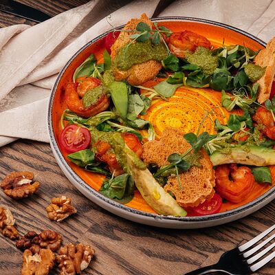 Салат с креветками и авокадо под соусом пестов Hookah time по цене 819 ₽