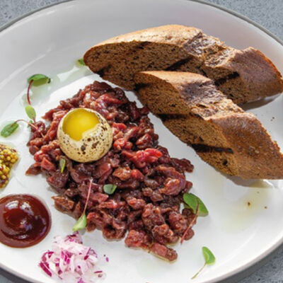 Тартар из оленины с можжевеловым маслом в Smokery по цене 690 ₽