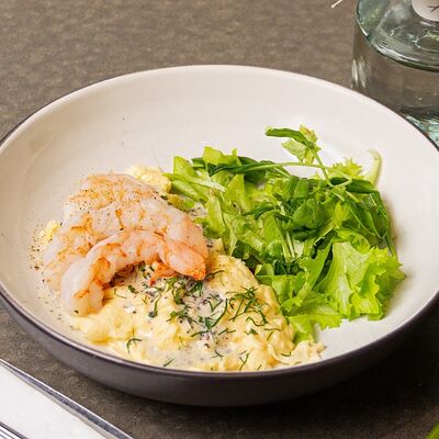 Скрембл с тигровыми креветками и трюфельным соусом в Breakfast House по цене 1160 ₽