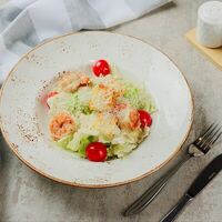 Салат Цезарь с креветками в Kinza