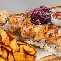 Куриные крылышки во фритюрев Два хинкали и пельмень