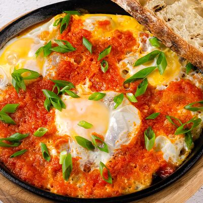 Шакшука с томатами и зеленью в Близкие по цене 320 ₽