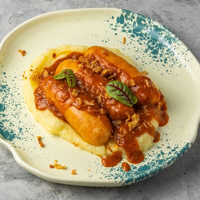 Немецкие колбаски Карривурст с картофельным пюре в Jager restopub по цене 790 ₽