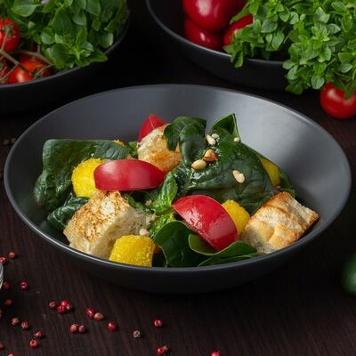 Салат со шпинатом и сыром сулугуни в Цурцум по цене 440 ₽