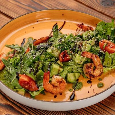 Салат с рукколой, авокадо и креветками под соусом песто в Arnamal по цене 990 ₽