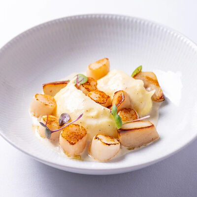 Гребешки с картофельным пюре и соусом грюйер в Бистро Рыба Мечты по цене 1250 ₽