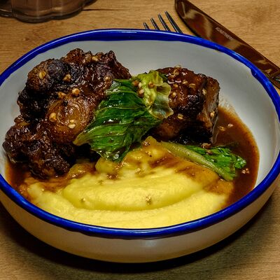 Говяжьи хвосты с копченым пюре в Сидрерия Три стакана по цене 900 ₽