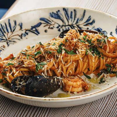 Спагетти с креветками, кальмарами, мидиями в Москва по цене 980 ₽