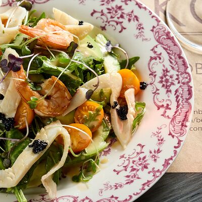 Теплый салат с морепродуктами, авокадо и грейпфрутом в Restobar Бекон по цене 1040 ₽